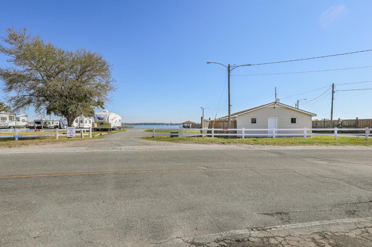 Spacious Home With Waterfront View-Welcome Pets Sneads Ferry Luaran gambar